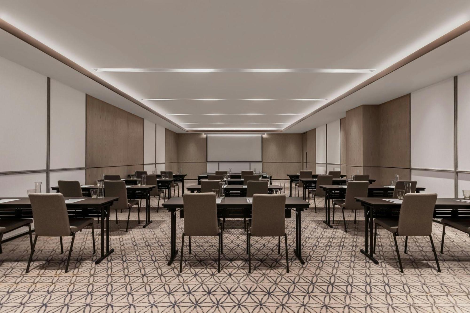 Отель Courtyard By Marriott Phuket Town Экстерьер фото