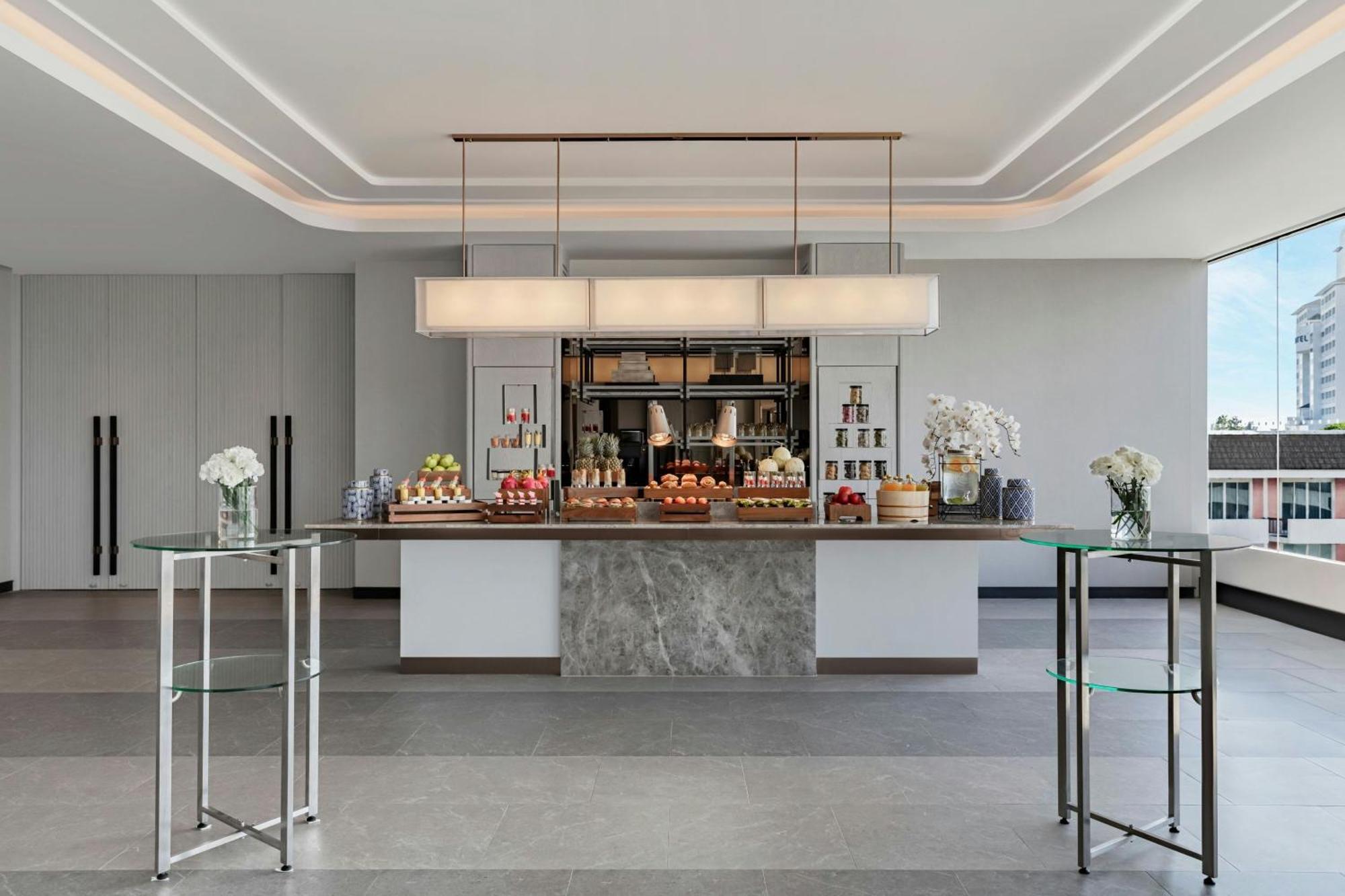 Отель Courtyard By Marriott Phuket Town Экстерьер фото