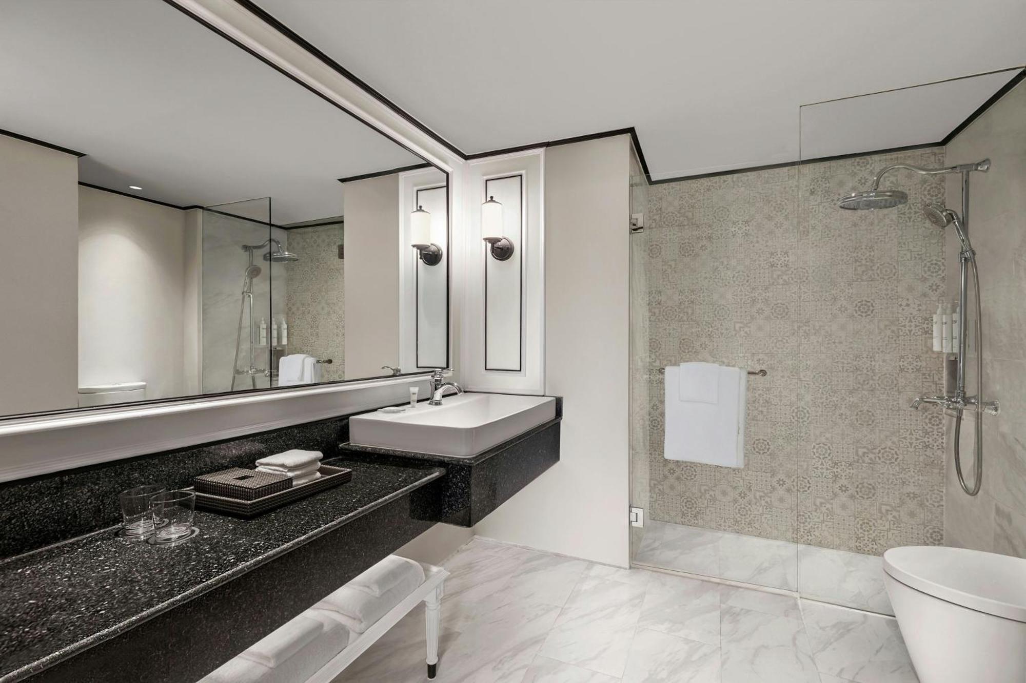 Отель Courtyard By Marriott Phuket Town Экстерьер фото