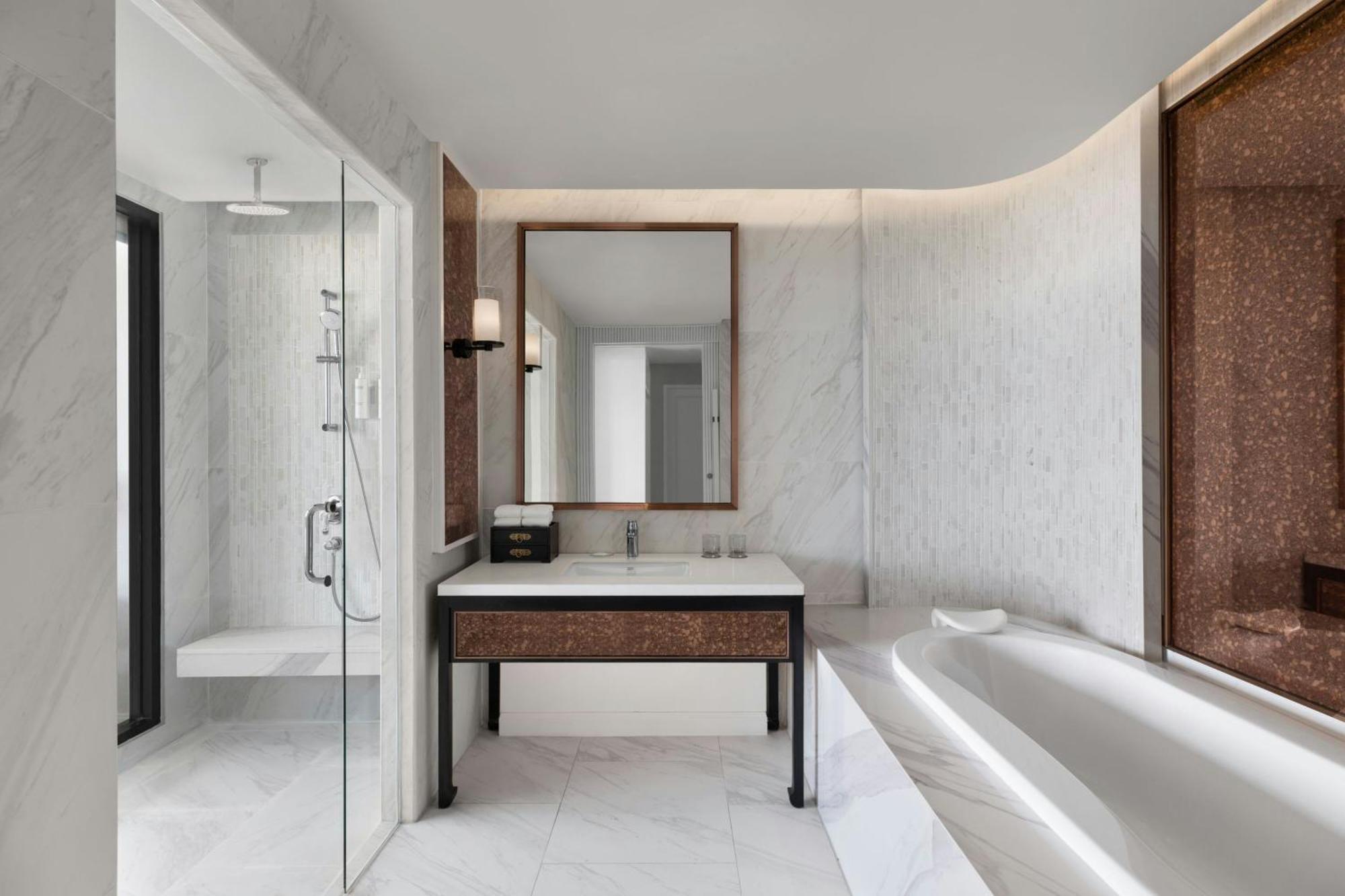 Отель Courtyard By Marriott Phuket Town Экстерьер фото
